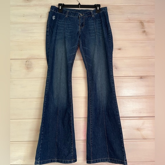 Rocawear Denim - Vintage Rocawear Flare Bell
Bottom Stretch Blue Jeans
Womens Size 7 / 8